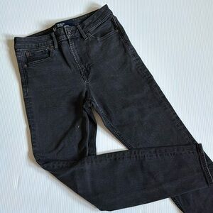 Gap black, high rise universal legging.  Women’s size 6 - 28